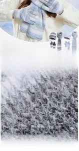 Dettagli del set invernale in maglia peluche con guanti touch e sciarpa a righe