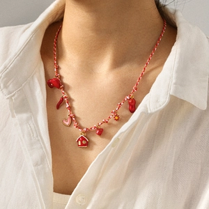 Collier en cordon tressé rouge avec pendentifs en émail variés porté par un mannequin