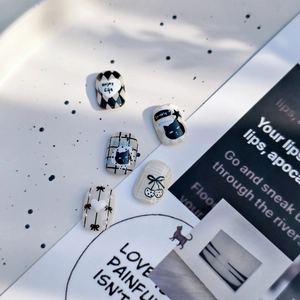 Stickers à ongles minimalistes noir et blanc avec nœuds, chats et motifs à carreaux