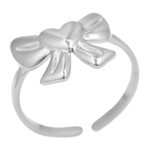 Détail macro de la bague papillon réglable en acier inoxydable argenté poli