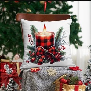 Housse de coussin Noël avec bougie imprimée et carreaux rouges sur une chaise bois