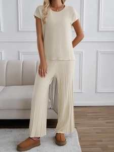 Details des beigen Rippstrick-Zweiteilers mit Kurzarm-Oberteil und weiter Strickhose