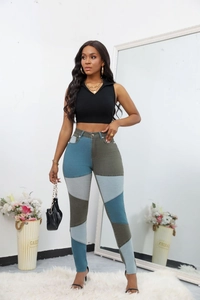 Vista completa dei jeans slim in denim patchwork a vita alta da donna con blocchi di colore