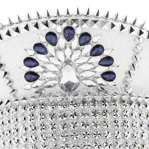 Détails de paillettes blanches et pointes argentées avec strass bleus sur la casquette