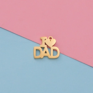 Κοντινό χρυσό μενταγιόν I Love Dad με διάτρητη καρδιά σε ροζ και μπλε φόντο