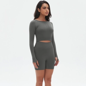 Nahaufnahme des dunkelgrauen Yoga-Sets mit Daumenlöchern und High-Waist-Shorts