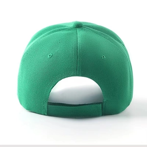 Vista posteriore di un cappello da baseball verde con chiusura in velcro e tessuto twill