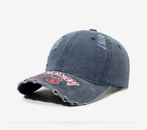 Détail d'une casquette vintage avec broderie 3D rouge et bords déchirés effet usé