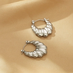 Boucles d'oreilles en acier inoxydable argenté en forme de U sur tissu en soie