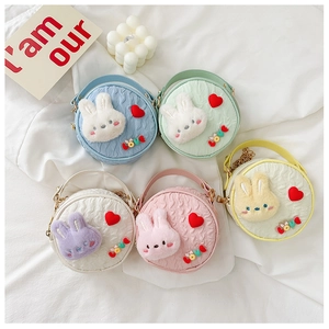 Détail de sacs ronds colorés pour enfants avec lapin en peluche et charme en forme de cœur