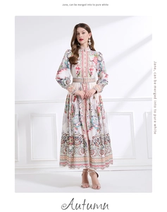 Detailansicht der Vintage-Blumenmuster auf einem Stehkragenkleid mit Puffärmeln und Gürtel
