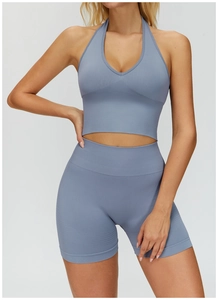 Detail eines graublauen nahtlosen Yoga-Sets mit Halter-BH und gerippten High-Waist-Shorts
