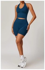 Détail d'un ensemble de yoga bleu foncé sans couture avec short taille haute nervuré