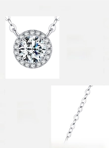 Dettaglio macro del ciondolo in moissanite colore D VVS1 su catena in argento sterling 925 3EX