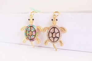 Dettaglio di portachiavi a tartaruga con strass colorati e base placcata oro 18K