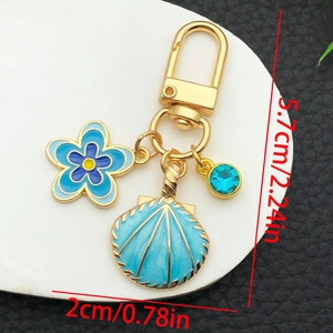 Détail d'un porte-clés coquillage bleu avec dimensions de 5,7 cm de haut et 2 cm de large