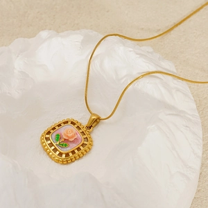 Détail du pendentif floral vintage avec rose rose et incrustation en émail travaillé