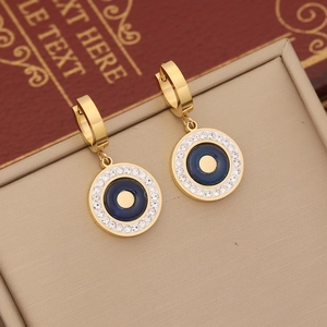 Boucles d'oreilles dorées avec centre émail bleu et auréole de strass brillants