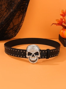 Détail de la ceinture punk à rivets et boucle crâne argentée ornée de strass brillants