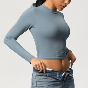 Détail du haut de yoga court bleu-gris à manches longues en tissu extensible respirant