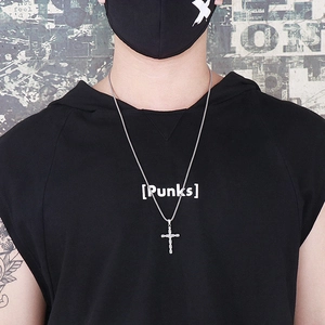 Collana con croce in argento da uomo con catena box indossata in stile street fashion
