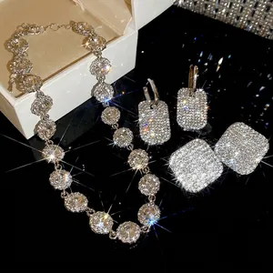 Set di gioielli in argento con strass, collana e orecchini pendenti quadrati e ovali
