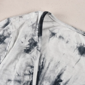 Détail de la couture de l'encolure et texture tie-dye sur la robe courte
