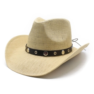 Cappello da cowboy in paglia beige con fascia in pelle borchiata e tesa curva estiva