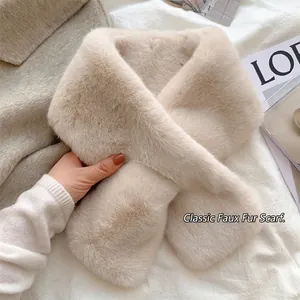 Elegante sciarpa incrociata in pelliccia sintetica beige morbida per donna in inverno