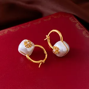 Boucles d'oreilles créoles dorées 18k avec perles carrées et breloques flocon brillants