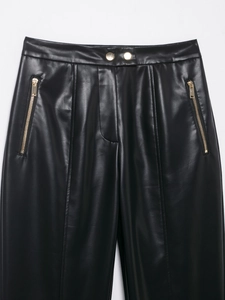 Detailansicht der High-Waist-Kunstlederhose mit goldenen Knöpfen und Metall-Reißverschlüssen