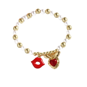 Bracelet en perles plaqué or 18k avec perles blanches et breloques cœur et lèvres