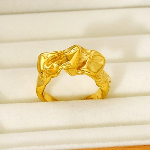 Anello in acciaio inossidabile placcato oro 18k con trama lava su portagioie beige