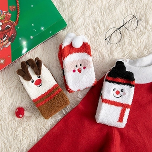 Drei Paar Weihnachts-Socken aus Korallenvlies mit 3D-Rentier- und Weihnachtsmann-Motiven