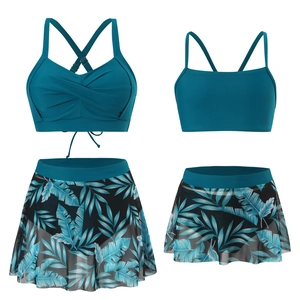 Détail de maillot de bain familial vert paon à imprimé tropical avec jupe en tulle