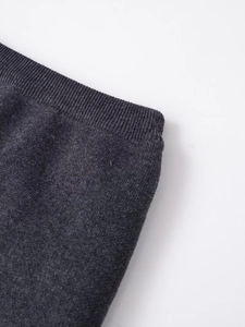 Dettaglio del tessuto a maglia grigio scuro con trama a costine di qualità e cuciture