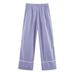 Détails à plat du pantalon rayé bleu et blanc avec taille élastique et passepoil blanc en bas