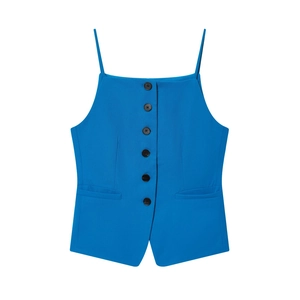 Vue détaillée d'un gilet de costume bleu avec six boutons noirs et poches décoratives