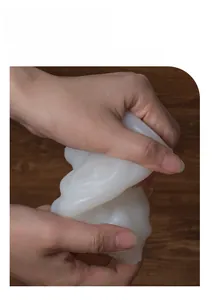 Moule à bougie en silicone flexible montrant une grande élasticité et durabilité