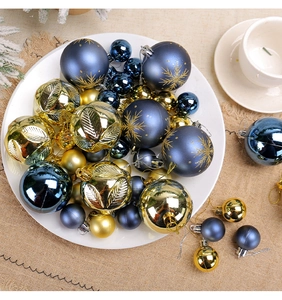 Gros plan de boules de Noël bleues et dorées aux finitions variées sur fond de lin
