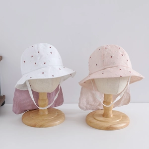 Détails de chapeaux de soleil blancs et roses pour filles avec broderie fraise