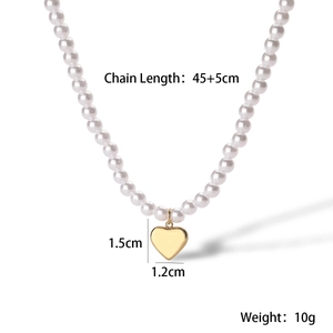Detail view of 18K gold heart pendant pearl necklace with 45+5cm size measurements