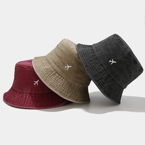 Chapeaux bobs en coton délavé avec broderie avion en bordeaux, kaki et gris foncé
