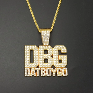 Detailansicht des DBG-Anhängers mit funkelnden Kristallen an goldener Gliederkette