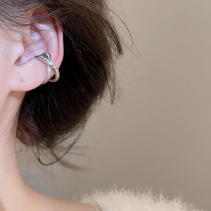 Gros plan d'une manchette d'oreille en zircon et perle avec design croisé argenté