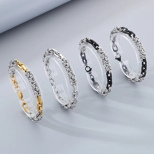 Détail de chaînes byzantines bicolores et bracelets à maillons plats en acier
