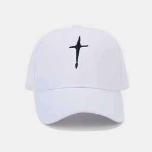 Vue détaillée de la casquette de baseball blanche avec broderie croix noire sur le devant