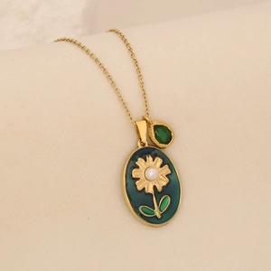 Vue macro du pendentif fleur dorée avec incrustation marguerite et gemme goutte