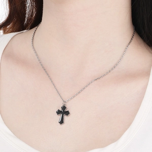 Dettaglio del ciondolo a croce unisex in acciaio inossidabile con goccia d'olio nera
