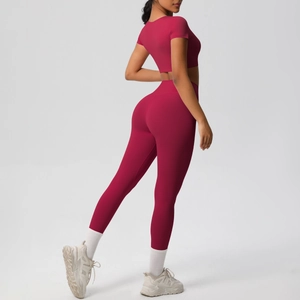 Détail de l'ensemble de yoga rouge foncé sans couture avec legging taille haute et haut court